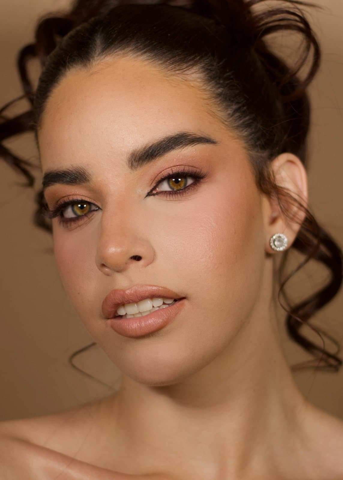 Retrato glam con tonos tierra y labios nude